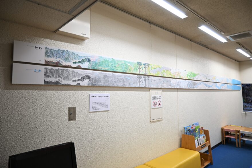 壁面に飾られた絵