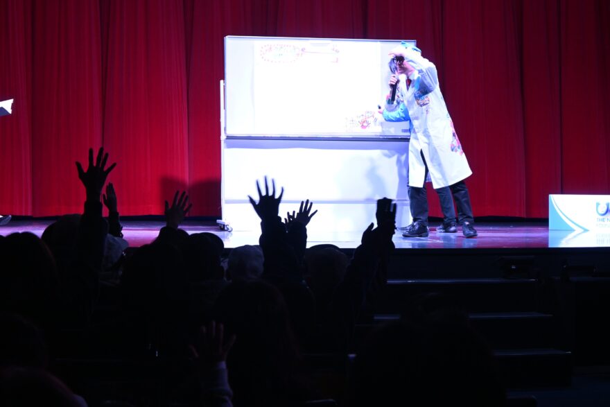 ステージから会場に呼びかける男性