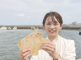 大きなえびせんべいを持つ女性