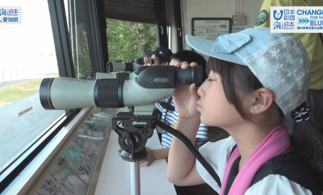 望遠鏡を覗く子ども