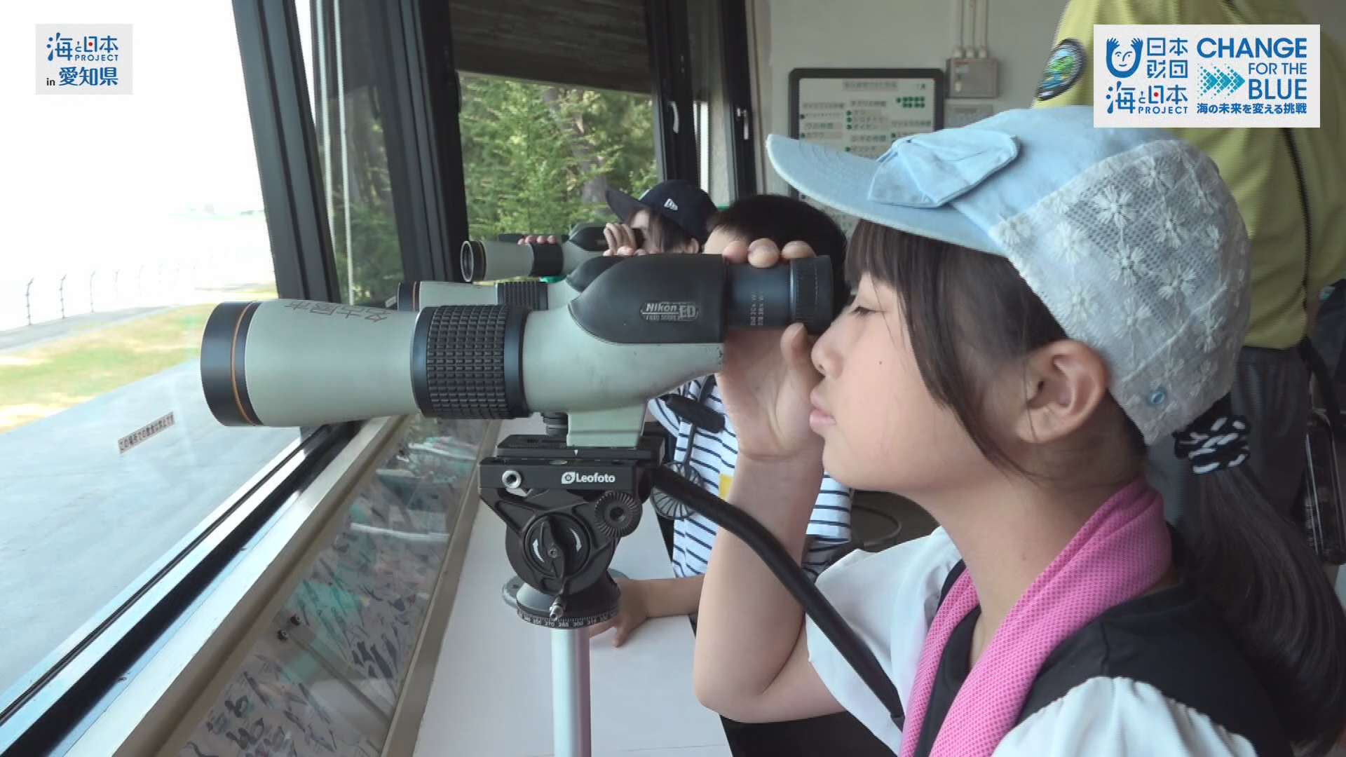 望遠鏡を覗く子ども