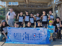 横断幕をもった参加者