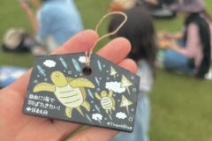 海のプラスチックごみから生まれた絵馬「UMI-EMA」　過剰漁獲や気候変動など、5つの課題をデザイン