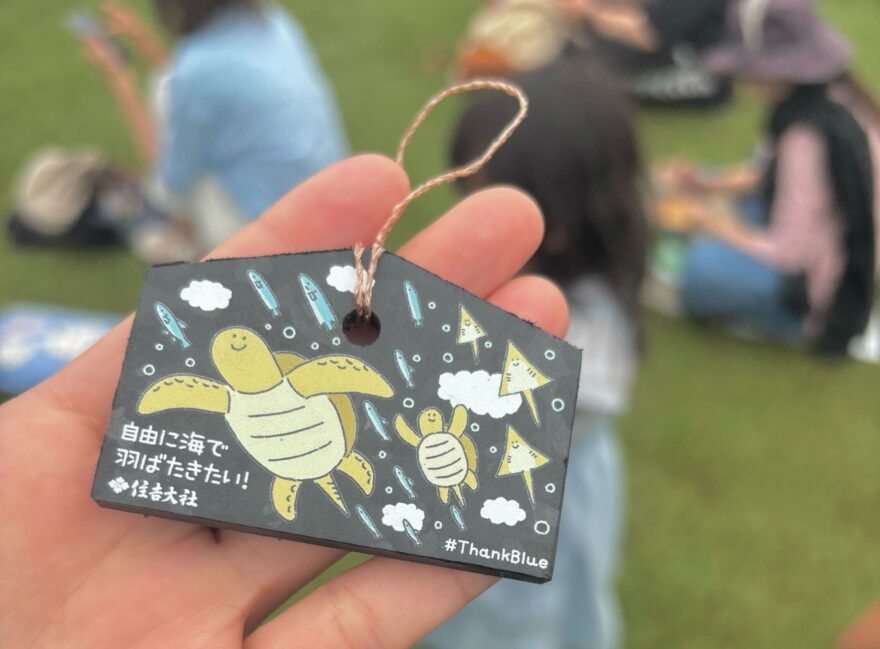 海のプラスチックごみから生まれた絵馬「UMI-EMA」　過剰漁獲や気候変動など、5つの課題をデザイン