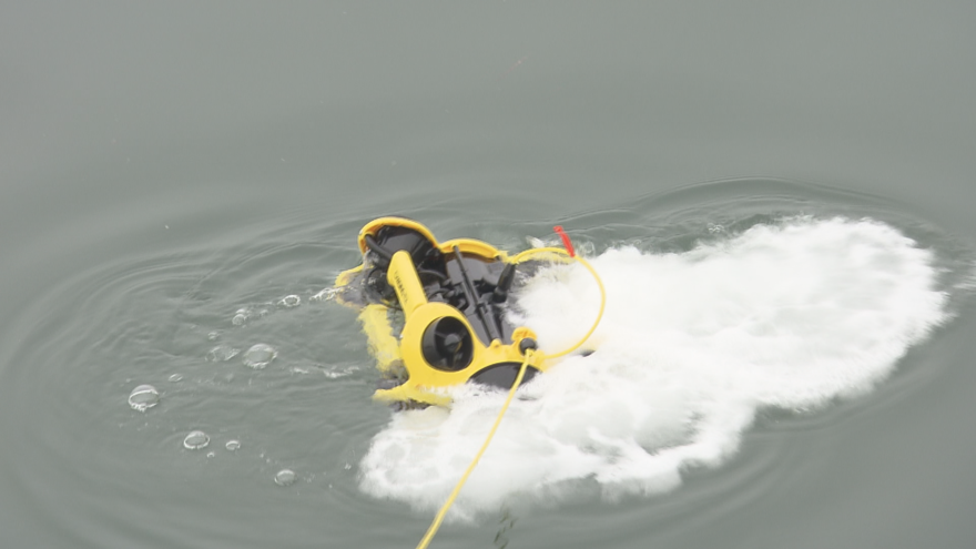 水中ドローンで海の中をのぞいてみよう！常滑漁港前で小・中学生が水中探検！