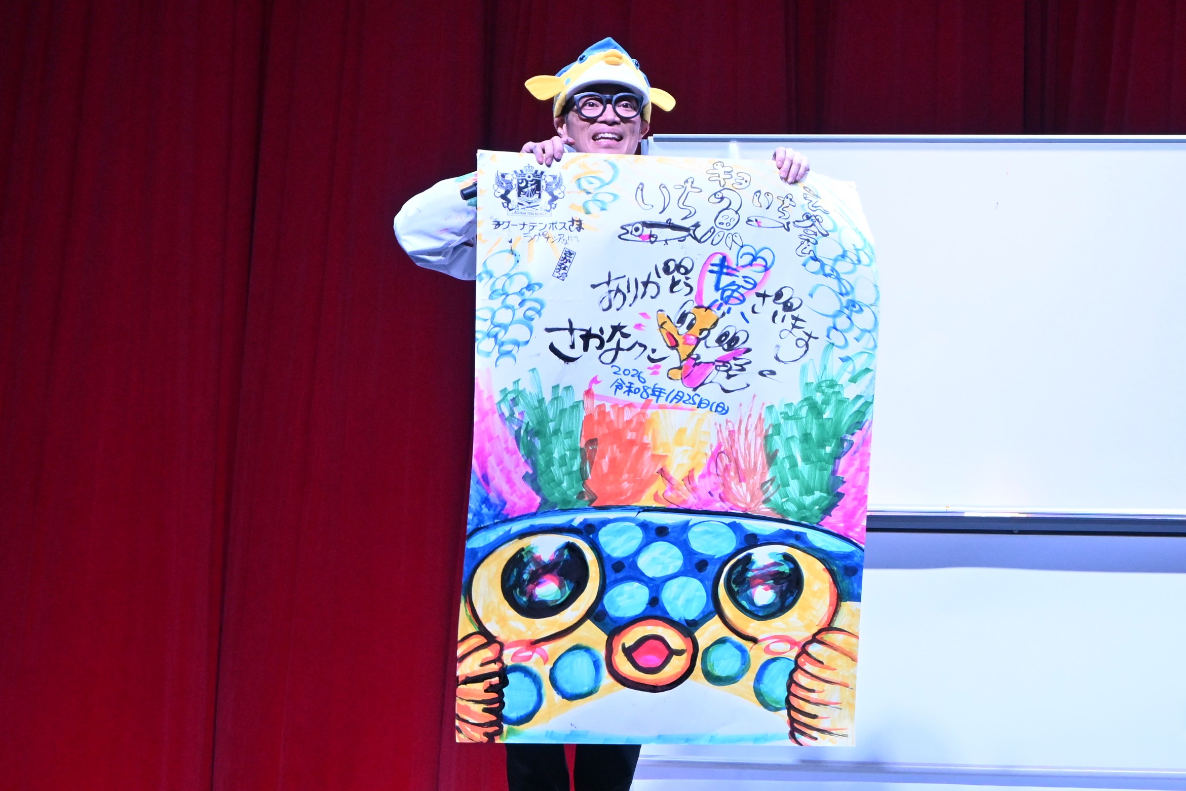 大きな魚の絵を持つ男性